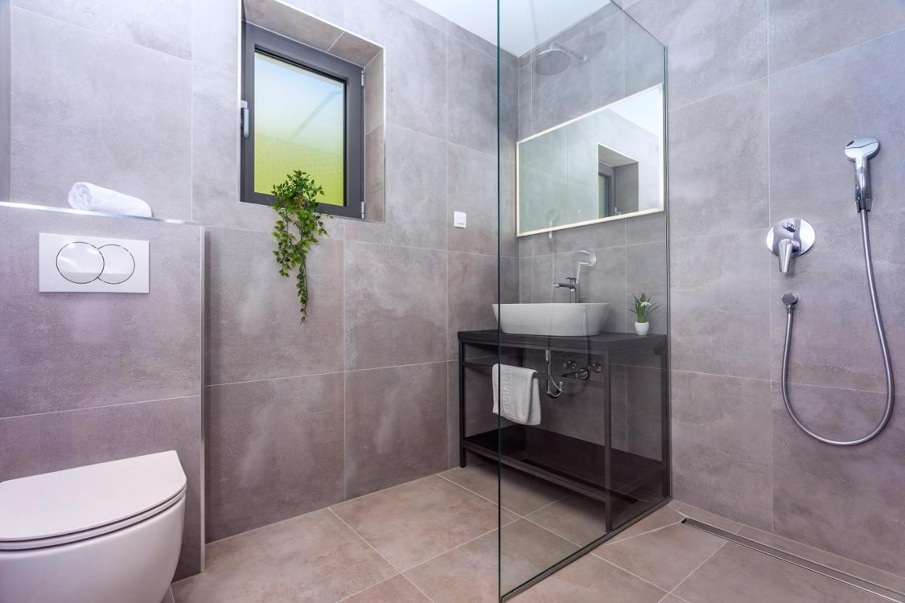 Villa Belvedere With Heated Pool, Billiards, Media Room, Sea Views,10 Pax Omiš Kültér fotó
