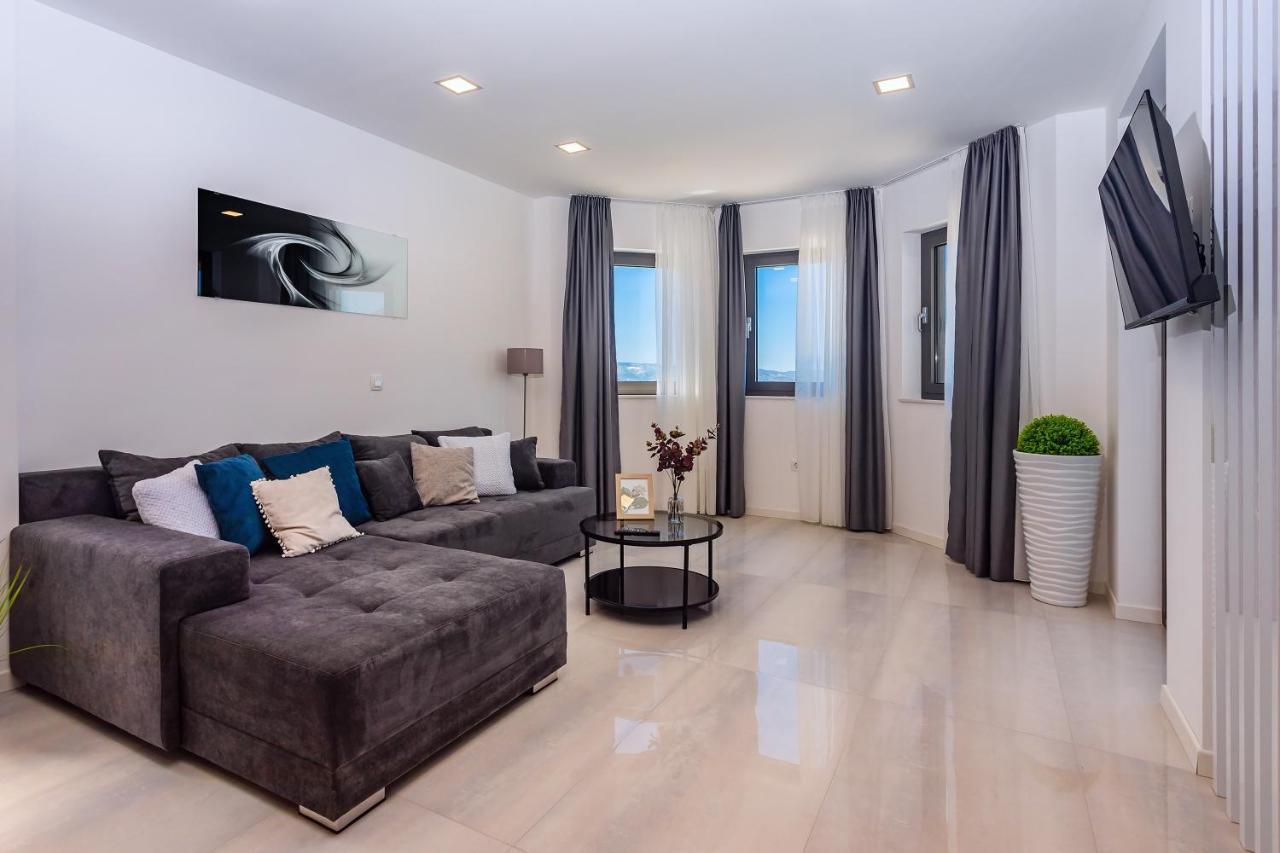 Villa Belvedere With Heated Pool, Billiards, Media Room, Sea Views,10 Pax Omiš Kültér fotó