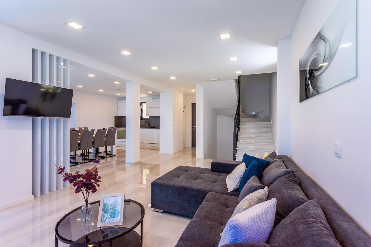 Villa Belvedere With Heated Pool, Billiards, Media Room, Sea Views,10 Pax Omiš Kültér fotó